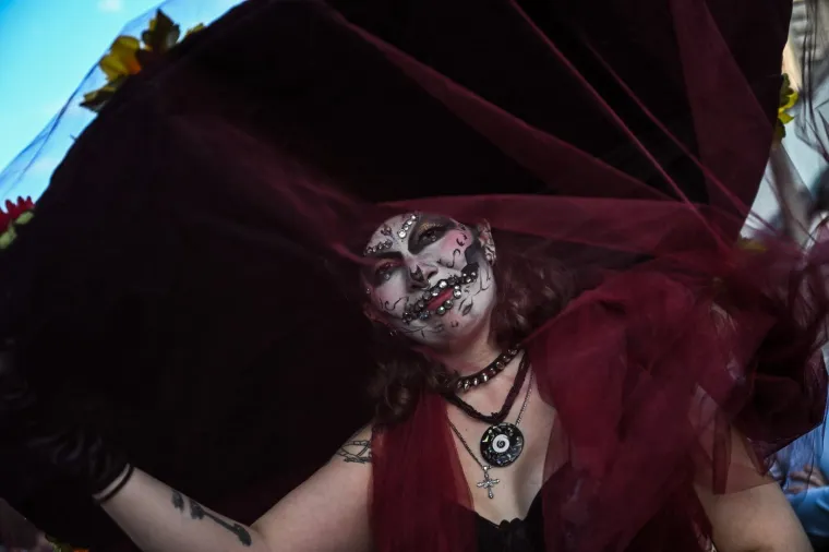 &Scaron;arena povorka: Zombiji, kosturi i vje&scaron;tice pro&scaron;etali po ulicama prije nego &scaron;to su oti&scaron;li na groblje