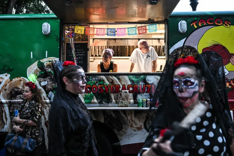 &Scaron;arena povorka: Zombiji, kosturi i vje&scaron;tice pro&scaron;etali po ulicama prije nego &scaron;to su oti&scaron;li na groblje