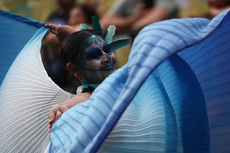 Šarena povorka: Zombiji, kosturi i vještice prošetali po ulicama prije nego što su otišli na groblje