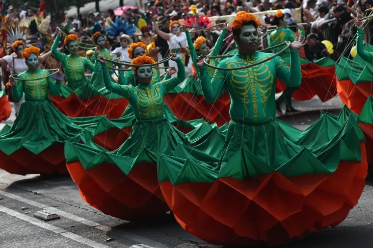 &Scaron;arena povorka: Zombiji, kosturi i vje&scaron;tice pro&scaron;etali po ulicama prije nego &scaron;to su oti&scaron;li na groblje