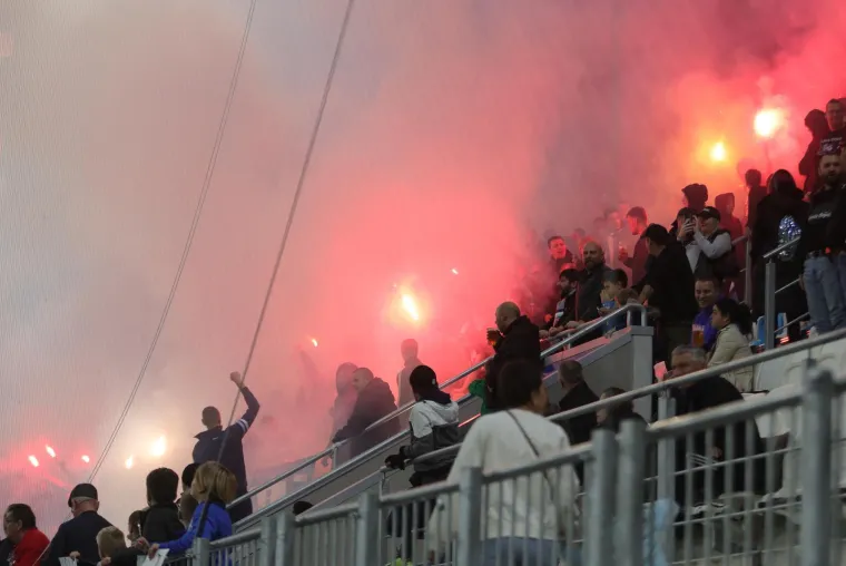 Sopićev show u Osijeku: Kohorta s porukom za pamćenje, pažnju ukrale dvije zanosne dame