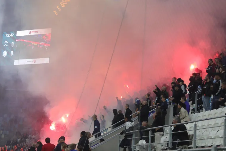 Sopićev show u Osijeku: Kohorta s porukom za pamćenje, pažnju ukrale dvije zanosne dame