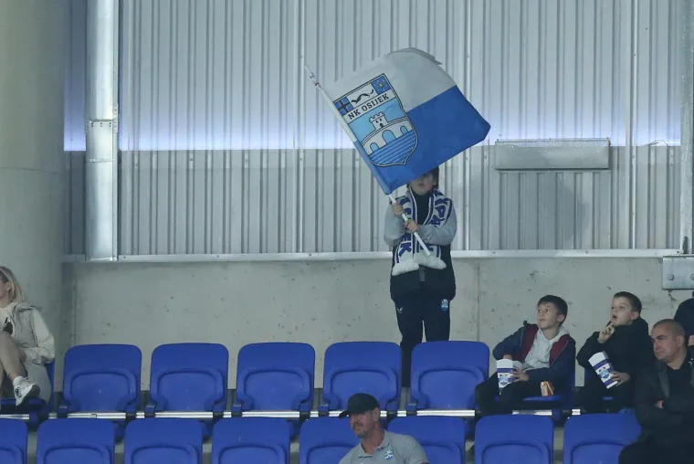 Sopićev show u Osijeku: Kohorta s porukom za pamćenje, pažnju ukrale dvije zanosne dame