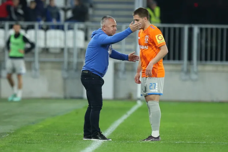 Sopićev show u Osijeku: Kohorta s porukom za pamćenje, pažnju ukrale dvije zanosne dame