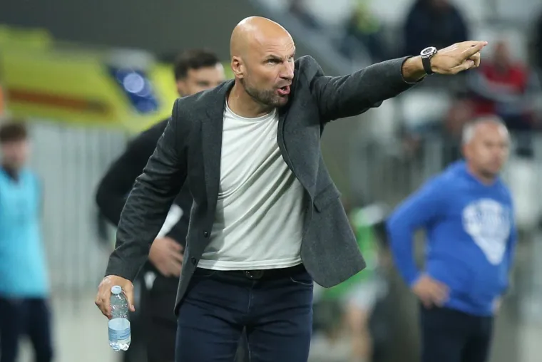 Sopićev show u Osijeku: Kohorta s porukom za pamćenje, pažnju ukrale dvije zanosne dame