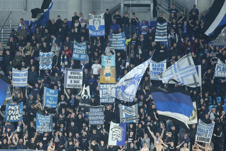 Sopićev show u Osijeku: Kohorta s porukom za pamćenje, pažnju ukrale dvije zanosne dame