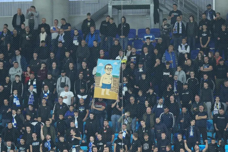 Sopićev show u Osijeku: Kohorta s porukom za pamćenje, pažnju ukrale dvije zanosne dame