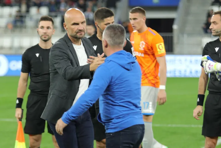 Sopićev show u Osijeku: Kohorta s porukom za pamćenje, pažnju ukrale dvije zanosne dame