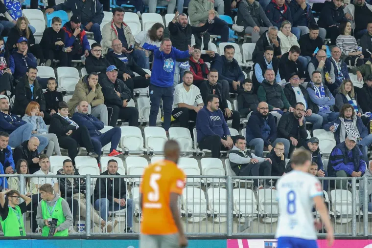 Sopićev show u Osijeku: Kohorta s porukom za pamćenje, pažnju ukrale dvije zanosne dame