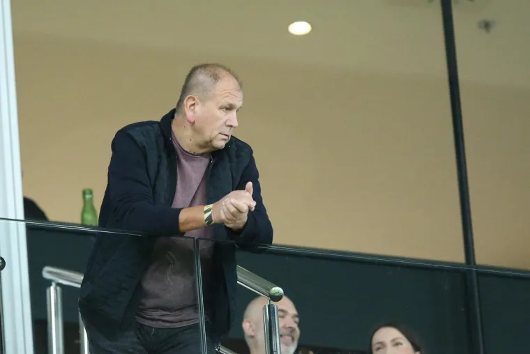 Sopićev show u Osijeku: Kohorta s porukom za pamćenje, pažnju ukrale dvije zanosne dame