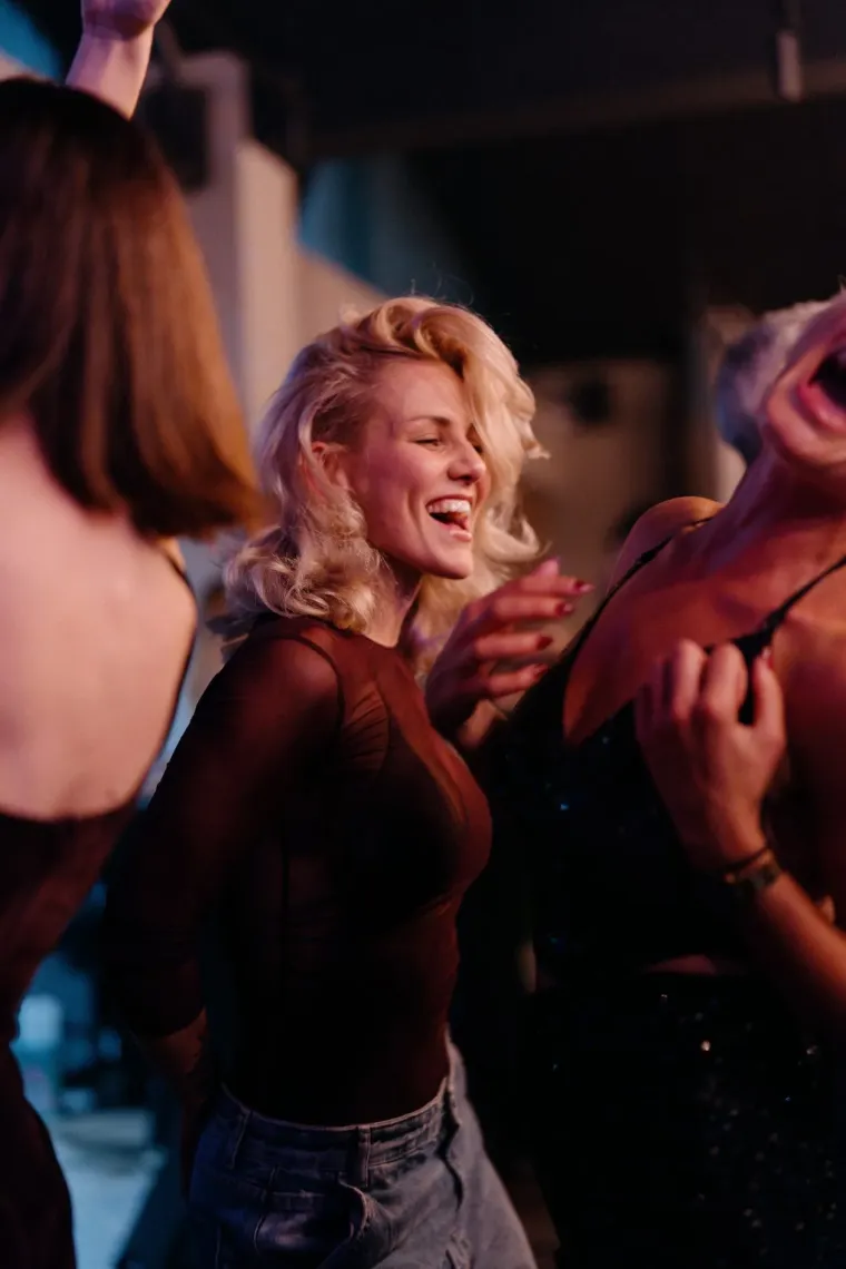 Pogledajte kako se tulumarilo u Zadru: Šarmantnu plavokosu damu teško je bilo ne zamijetiti