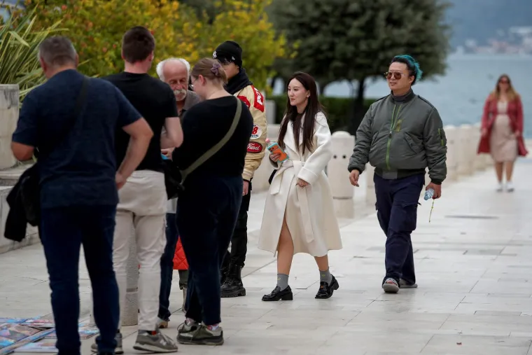 Unatoč oblacima, Zadrani su dan proveli vani: Pažnju ukrao strani par u romantičnoj šetnji