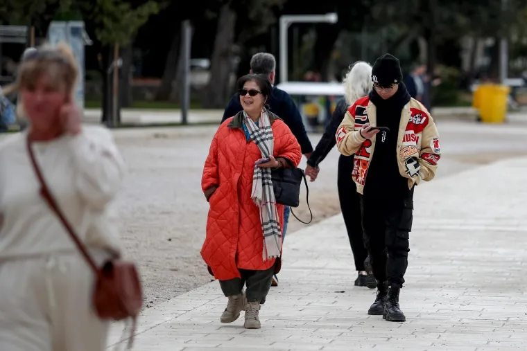 Unatoč oblacima, Zadrani su dan proveli vani: Pažnju ukrao strani par u romantičnoj šetnji