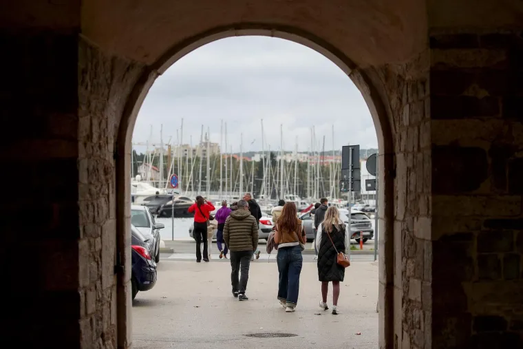 Unatoč oblacima, Zadrani su dan proveli vani: Pažnju ukrao strani par u romantičnoj &scaron;etnji