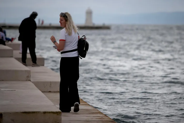 Unatoč oblacima, Zadrani su dan proveli vani: Pažnju ukrao strani par u romantičnoj &scaron;etnji