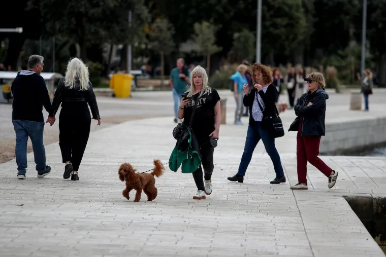 Unatoč oblacima, Zadrani su dan proveli vani: Pažnju ukrao strani par u romantičnoj &scaron;etnji