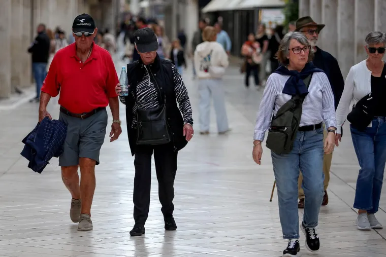 Unatoč oblacima, Zadrani su dan proveli vani: Pažnju ukrao strani par u romantičnoj &scaron;etnji