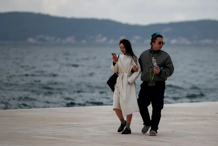 Unatoč oblacima, Zadrani su dan proveli vani: Pažnju ukrao strani par u romantičnoj &scaron;etnji