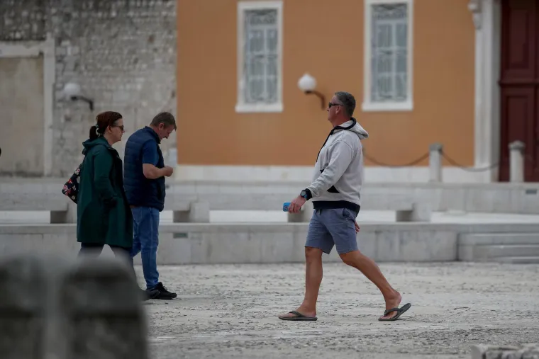 Unatoč oblacima, Zadrani su dan proveli vani: Pažnju ukrao strani par u romantičnoj &scaron;etnji