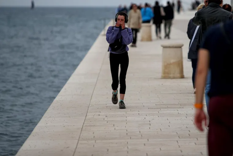 Unatoč oblacima, Zadrani su dan proveli vani: Pažnju ukrao strani par u romantičnoj &scaron;etnji