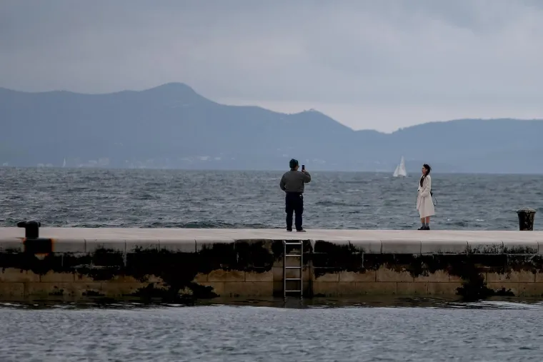 Unatoč oblacima, Zadrani su dan proveli vani: Pažnju ukrao strani par u romantičnoj &scaron;etnji