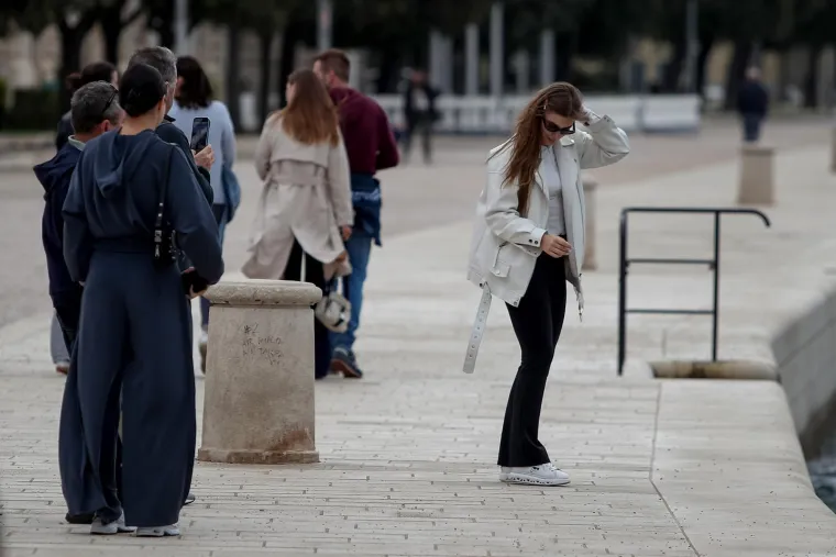 Unatoč oblacima, Zadrani su dan proveli vani: Pažnju ukrao strani par u romantičnoj &scaron;etnji