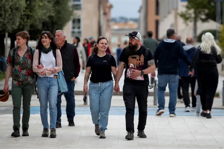 Unatoč oblacima, Zadrani su dan proveli vani: Pažnju ukrao strani par u romantičnoj &scaron;etnji