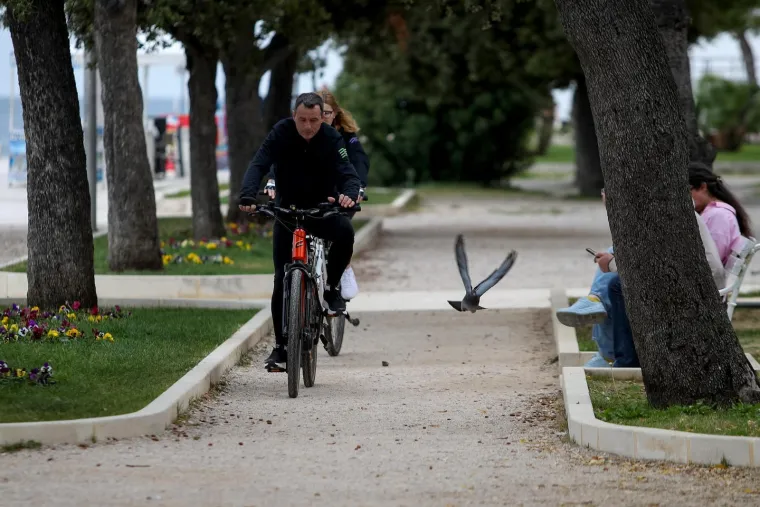 Unatoč oblacima, Zadrani su dan proveli vani: Pažnju ukrao strani par u romantičnoj &scaron;etnji