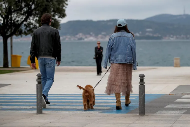 Unatoč oblacima, Zadrani su dan proveli vani: Pažnju ukrao strani par u romantičnoj &scaron;etnji