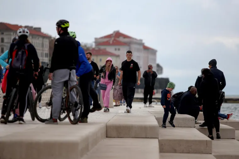 Unatoč oblacima, Zadrani su dan proveli vani: Pažnju ukrao strani par u romantičnoj &scaron;etnji