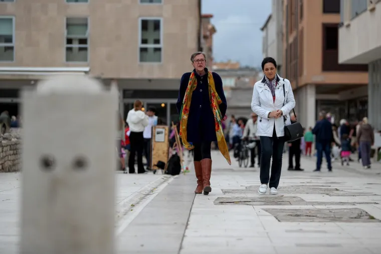 Unatoč oblacima, Zadrani su dan proveli vani: Pažnju ukrao strani par u romantičnoj &scaron;etnji