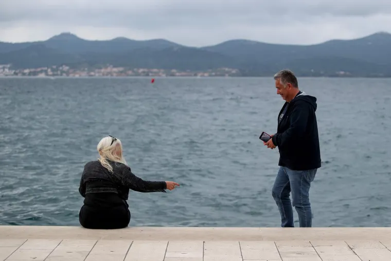 Unatoč oblacima, Zadrani su dan proveli vani: Pažnju ukrao strani par u romantičnoj &scaron;etnji