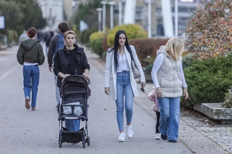 Svi su se okretali za ovom ljepoticom: Zgodna dama očarala Osječane