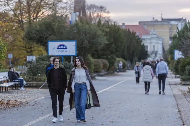 Svi su se okretali za ovom ljepoticom: Zgodna dama očarala Osječane