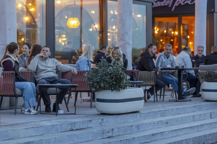 Svi su se okretali za ovom ljepoticom: Zgodna dama očarala Osječane