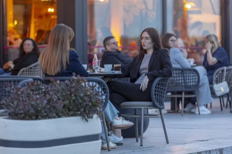 Svi su se okretali za ovom ljepoticom: Zgodna dama očarala Osječane