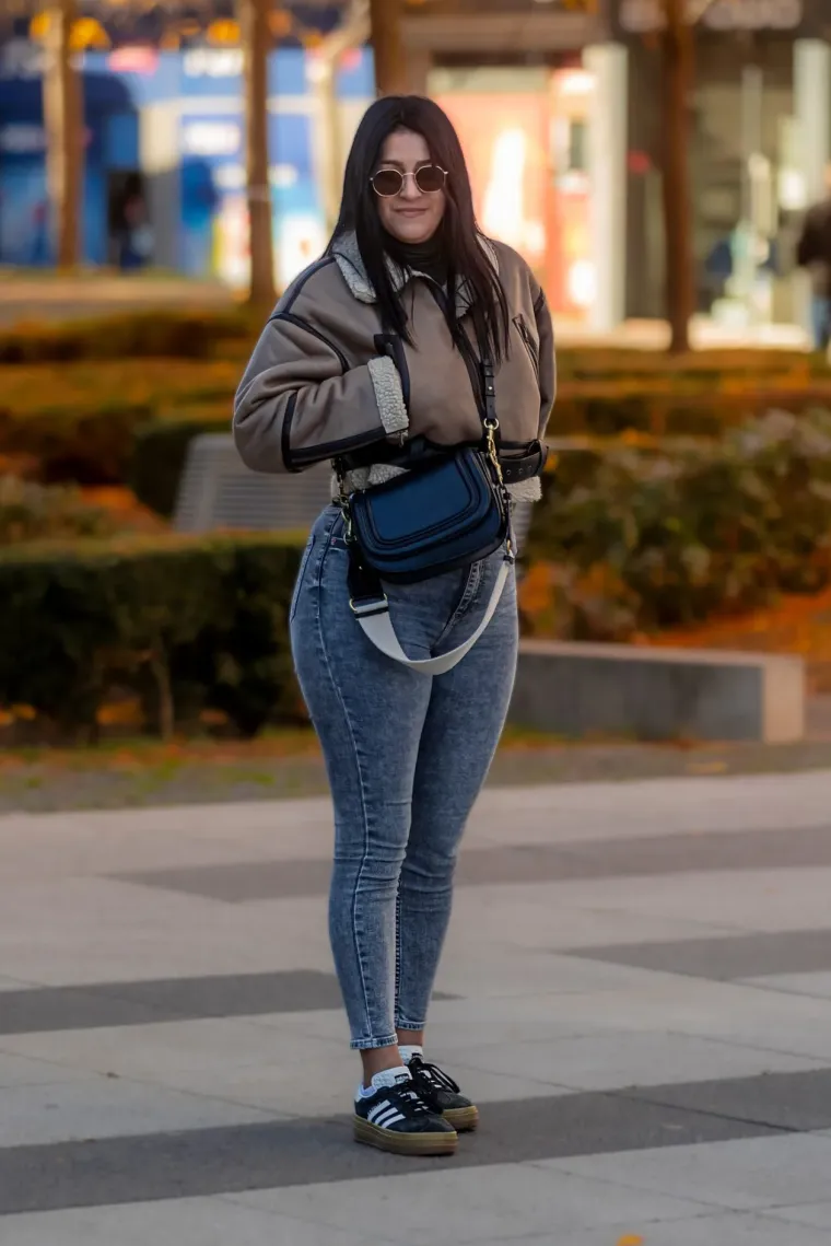 Djevojka sa šubarom mamila poglede u Osijeku: Visokim čizmama istaknula svoje duge noge