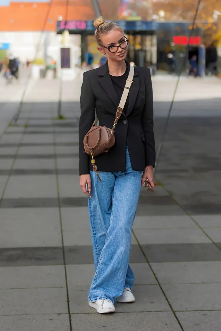 Djevojka sa šubarom mamila poglede u Osijeku: Visokim čizmama istaknula svoje duge noge