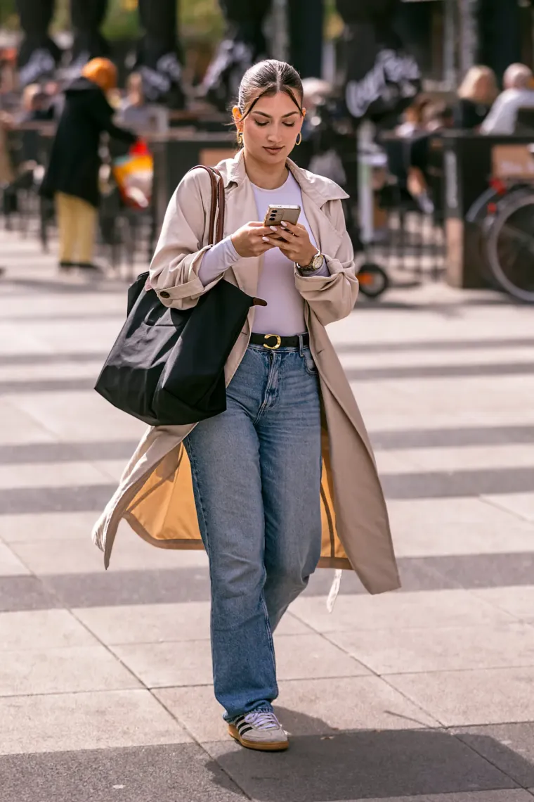 Djevojka sa šubarom mamila poglede u Osijeku: Visokim čizmama istaknula svoje duge noge