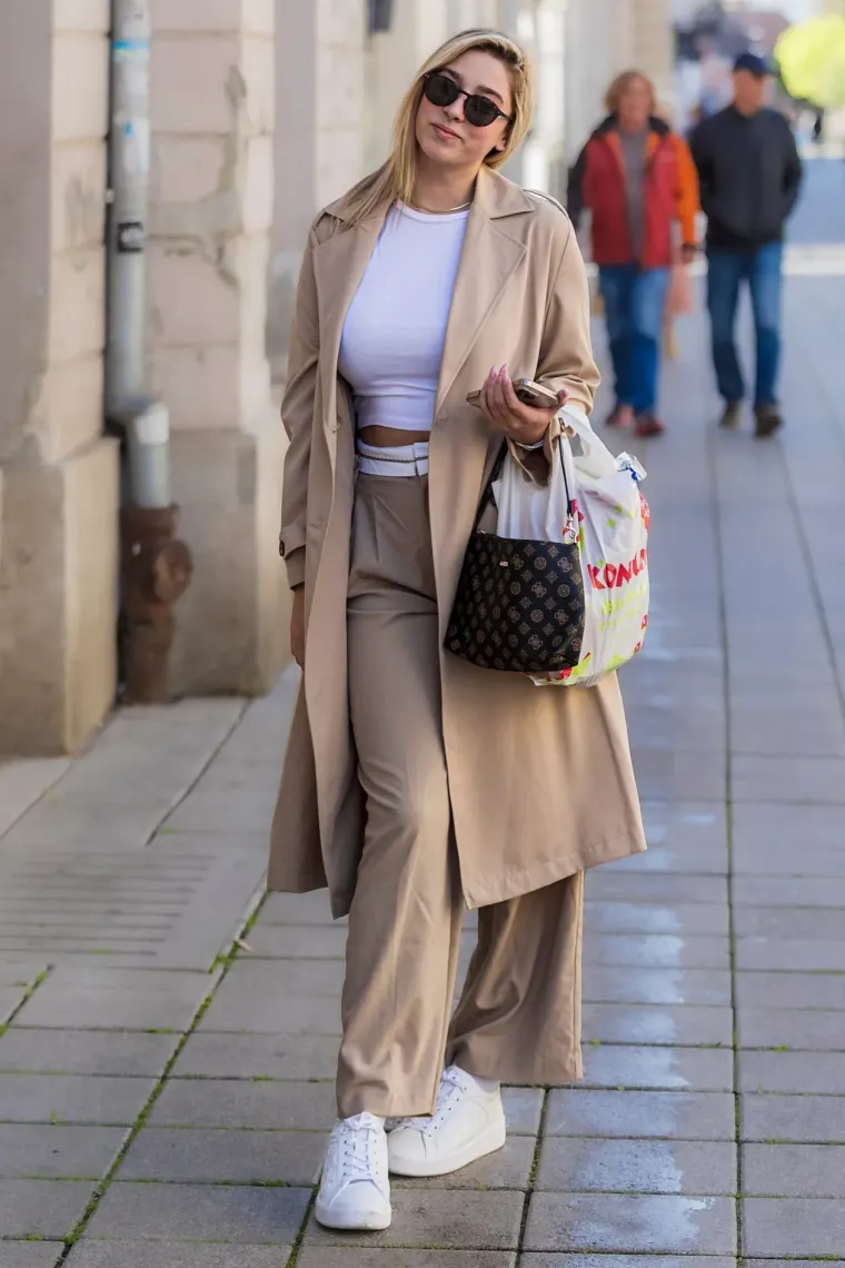 Djevojka sa šubarom mamila poglede u Osijeku: Visokim čizmama istaknula svoje duge noge