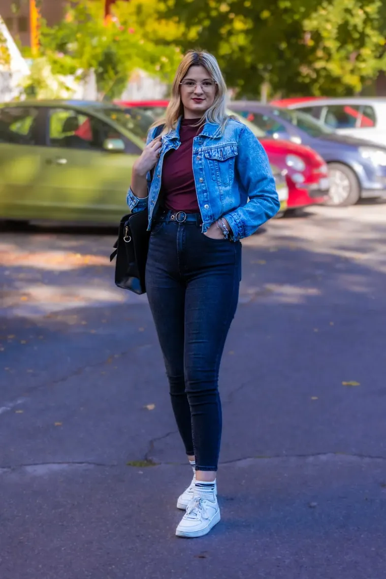 Djevojka sa šubarom mamila poglede u Osijeku: Visokim čizmama istaknula svoje duge noge