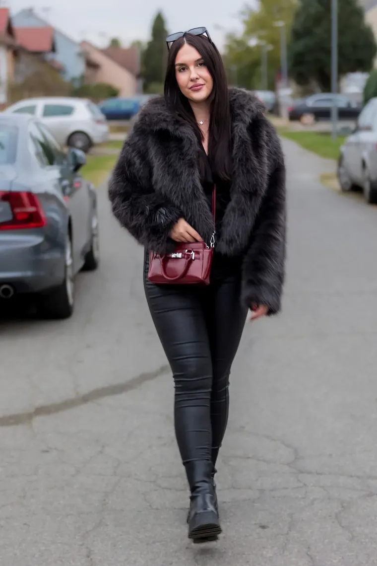 Djevojka sa &scaron;ubarom mamila poglede u Osijeku: Visokim čizmama istaknula svoje duge noge