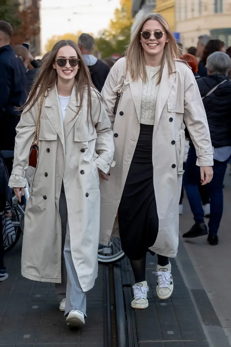 Djevojka sa &scaron;ubarom mamila poglede u Osijeku: Visokim čizmama istaknula svoje duge noge