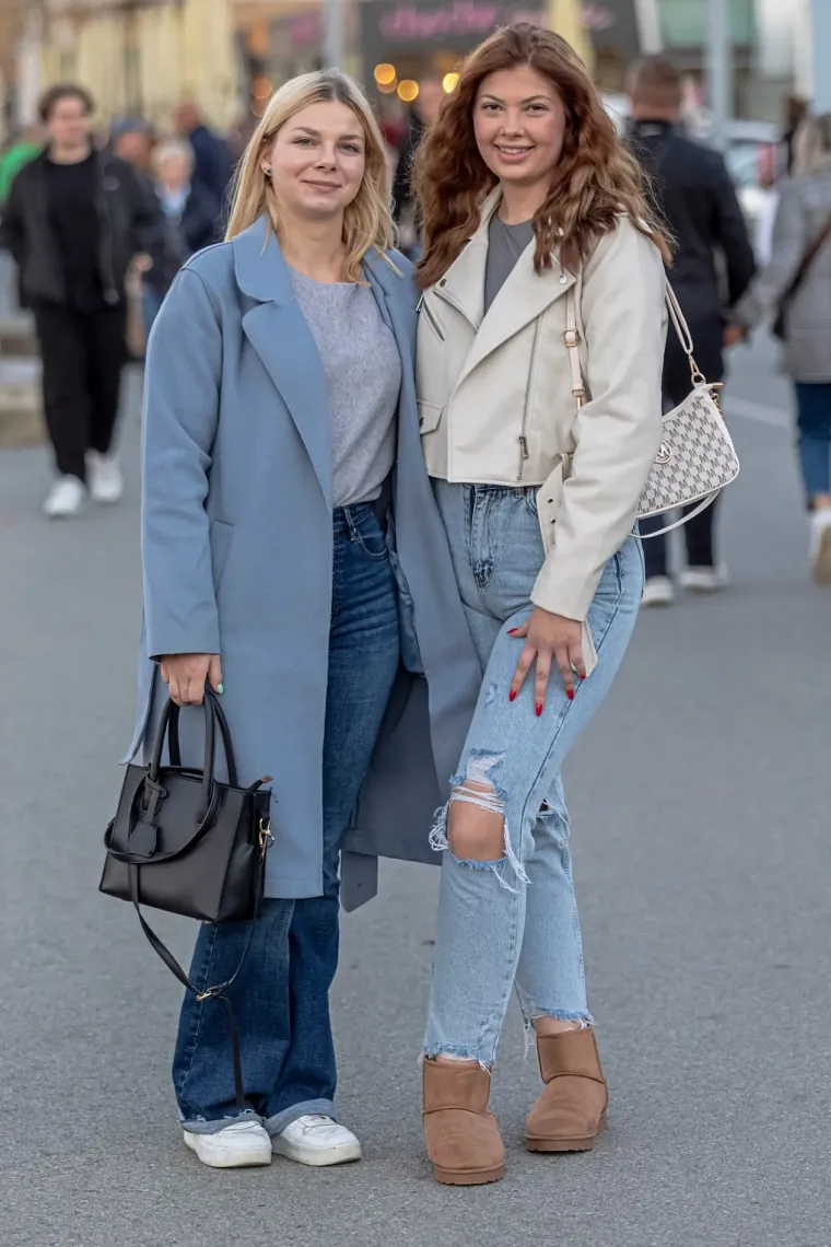 Djevojka sa &scaron;ubarom mamila poglede u Osijeku: Visokim čizmama istaknula svoje duge noge