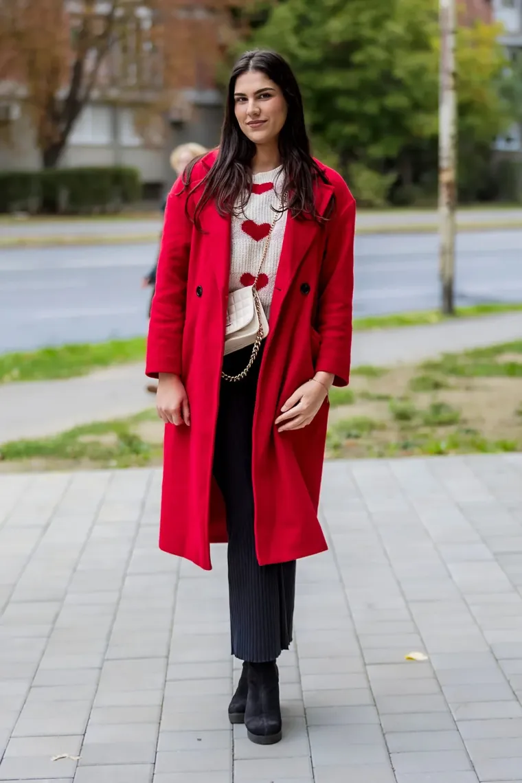 Djevojka sa &scaron;ubarom mamila poglede u Osijeku: Visokim čizmama istaknula svoje duge noge