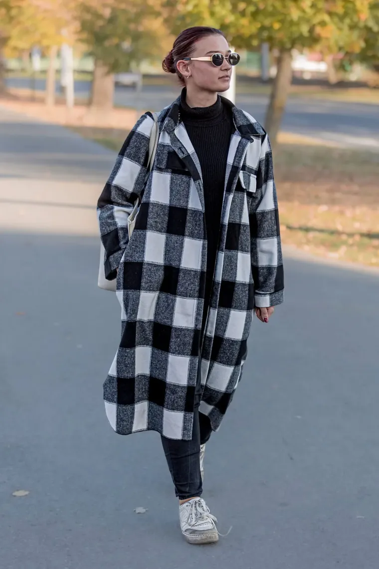 Djevojka sa &scaron;ubarom mamila poglede u Osijeku: Visokim čizmama istaknula svoje duge noge