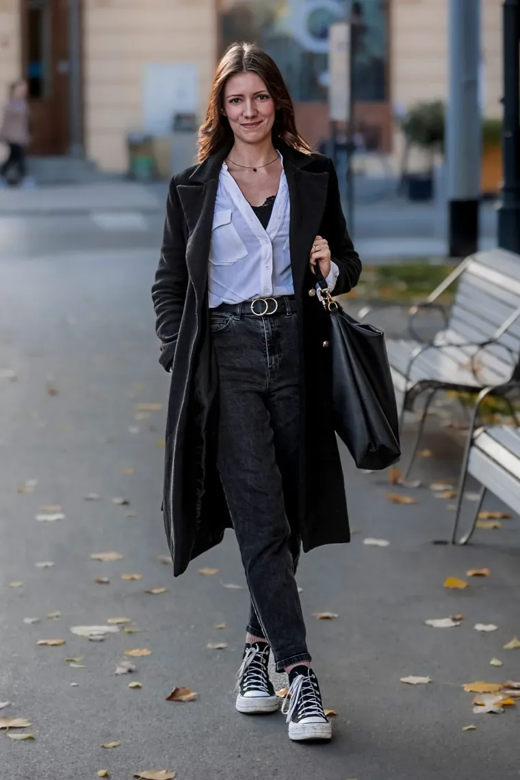 Djevojka sa &scaron;ubarom mamila poglede u Osijeku: Visokim čizmama istaknula svoje duge noge