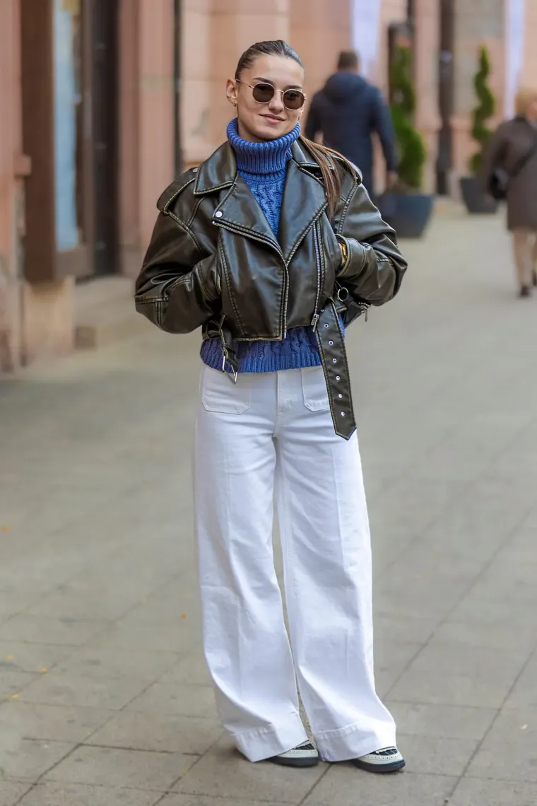 Djevojka sa &scaron;ubarom mamila poglede u Osijeku: Visokim čizmama istaknula svoje duge noge