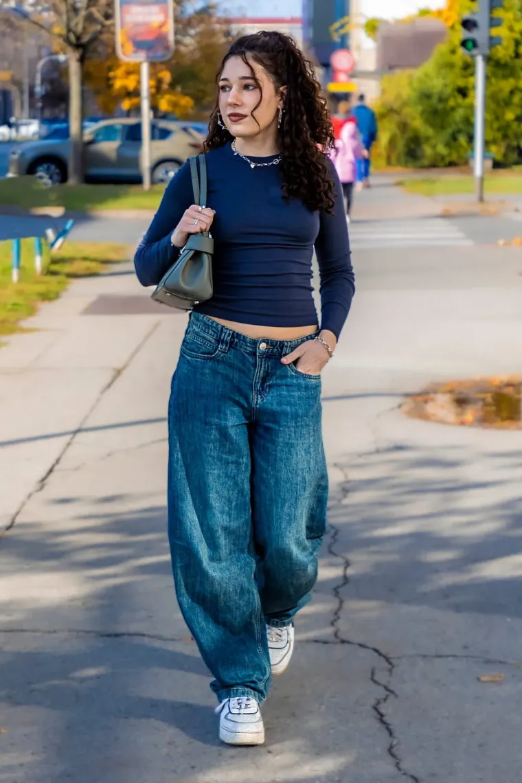 Djevojka sa &scaron;ubarom mamila poglede u Osijeku: Visokim čizmama istaknula svoje duge noge