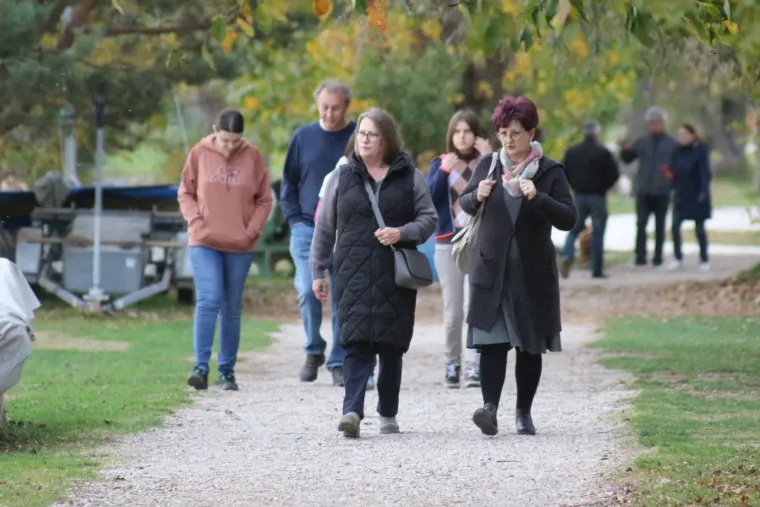 Iako u ležernim kombinacijama, svi su se okretali za njima: Zgodne dame osvojile šetače u Prelogu